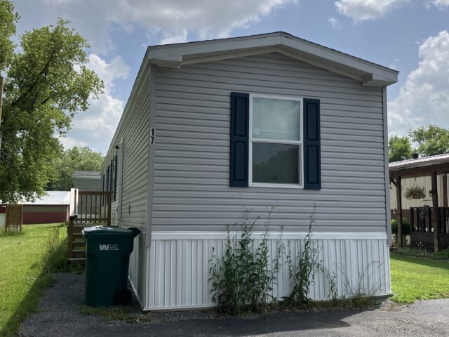 Country Manor MHC — Lot 17